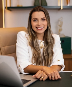 Drª Carolina Lima  Drª Carolina Lima