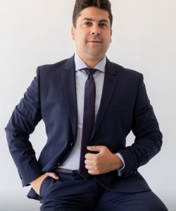 Dr. Roosevelt Oliveira  Dr. Roosevelt Oliveira